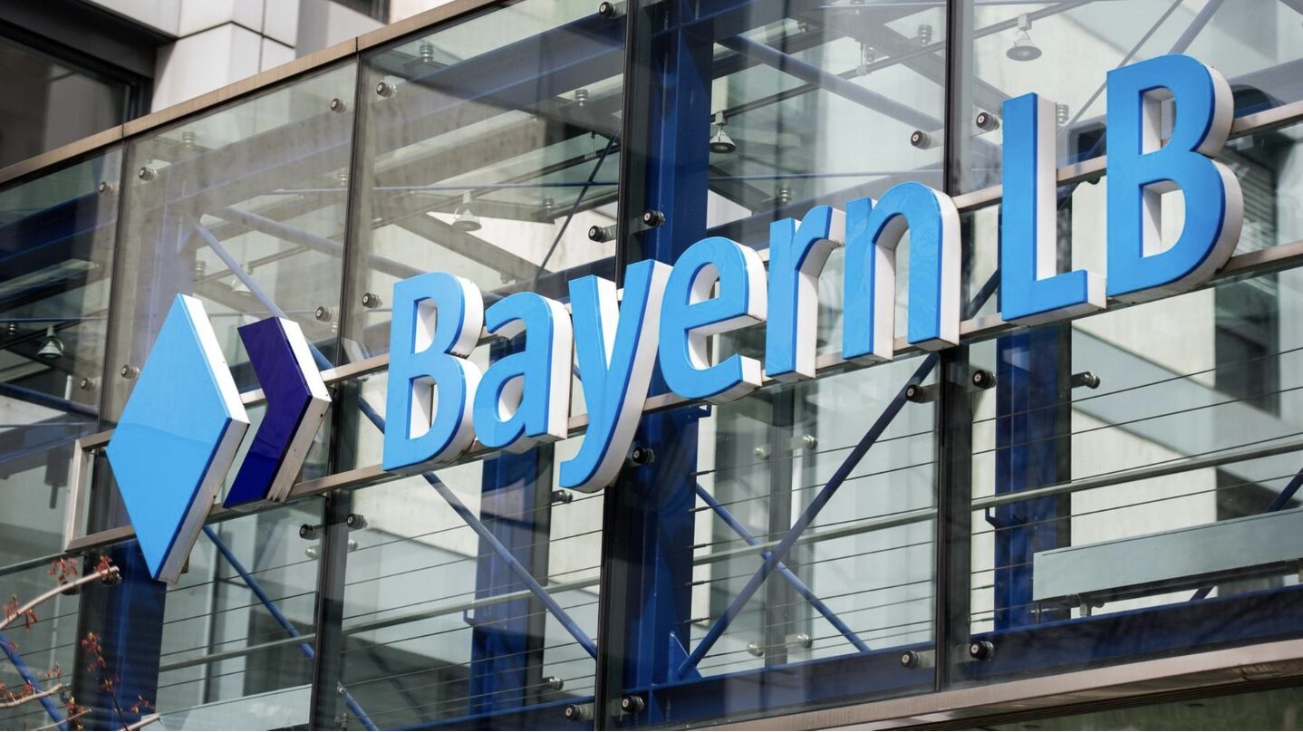 <span class="gradientDark">BayernLB</span> increased software adoption in MS Dynamics 365 by 87%